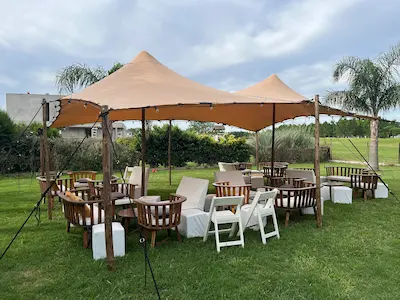 Carpa montada para fiesta privada
