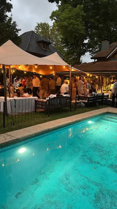 Evento elegante con carpas y decoración profesional 2