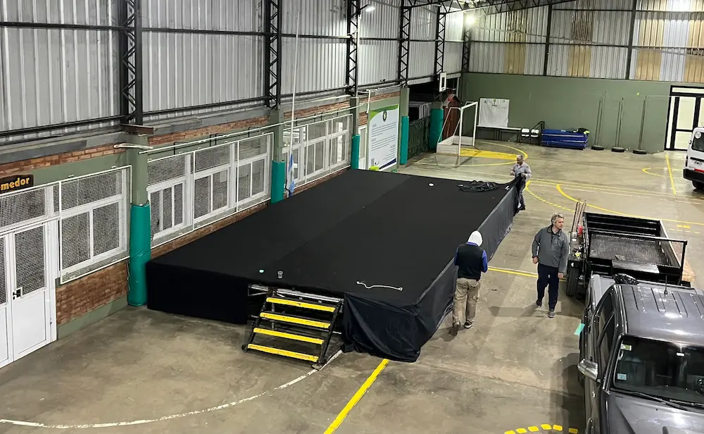 Escenario preparado para acto escolar